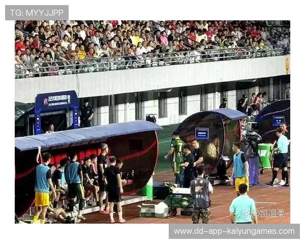 球队在国际赛中通过替补登场取得决定性影响，比赛中替补队员有几次上场机会